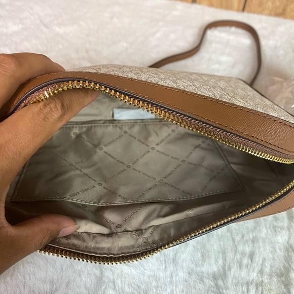 michael kors jet set travel crossbody - Picture 4 of 6